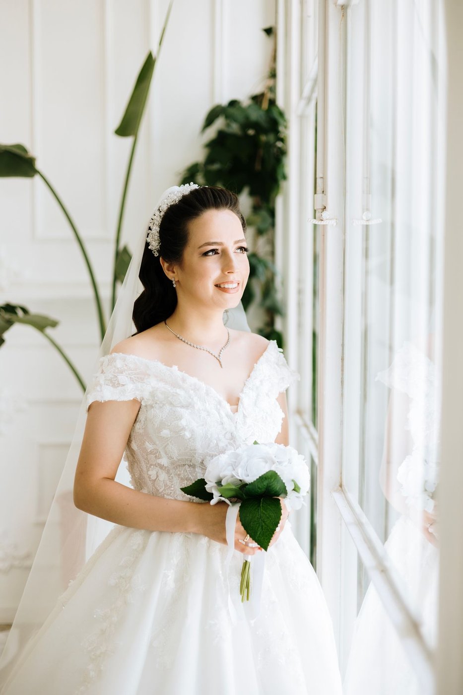 Mariée élégante en robe de dentelle avec bouquet