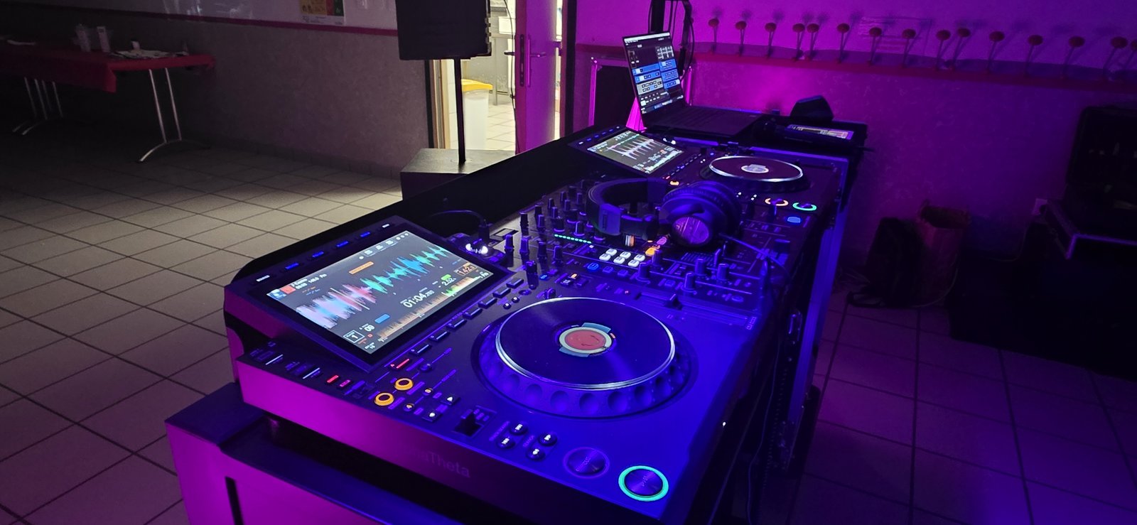 JP MUSIC EVENTS — platines Denon en soirée, éclairage violet