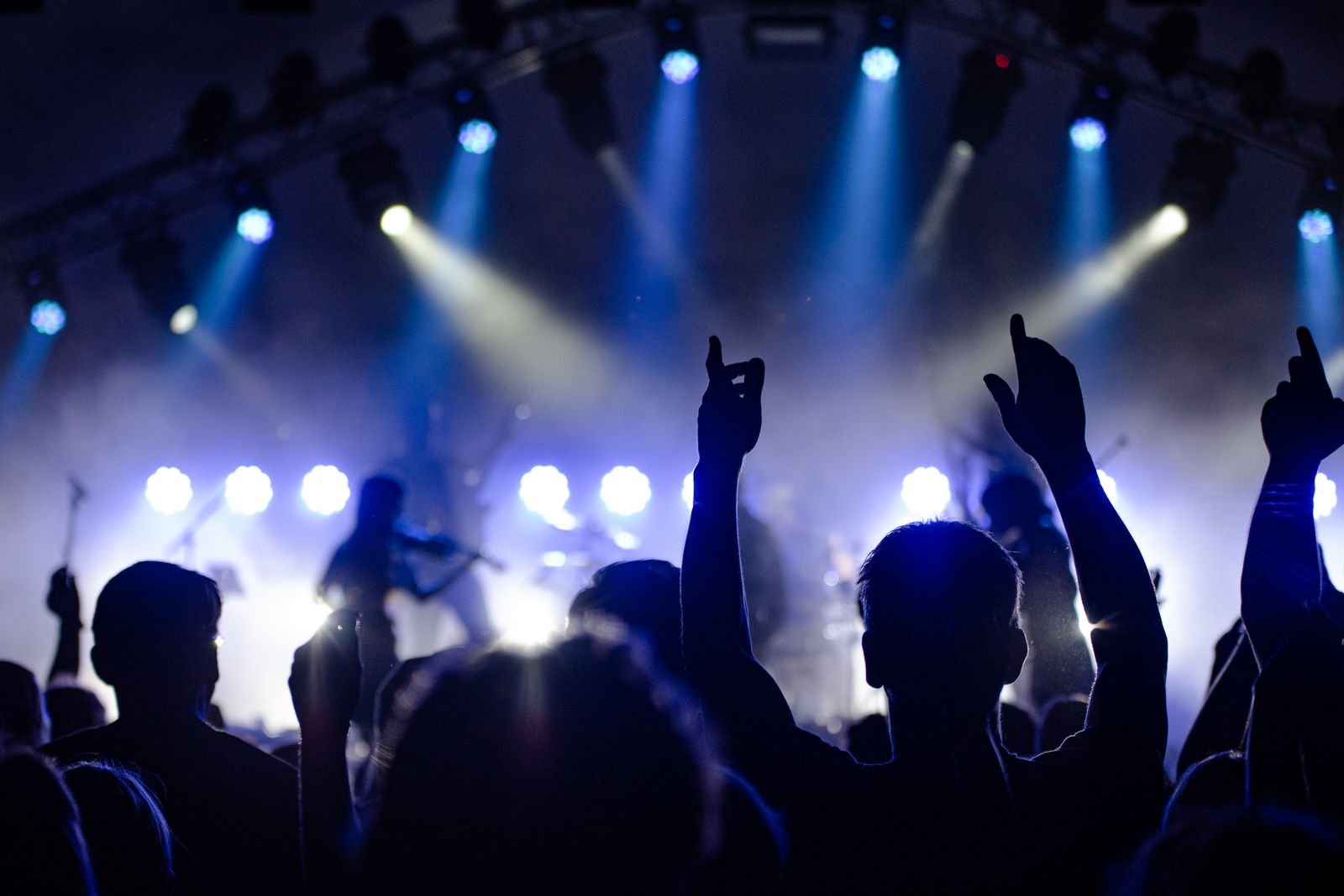 JP MUSIC EVENTS — foule et lumières lors d'un grand événement